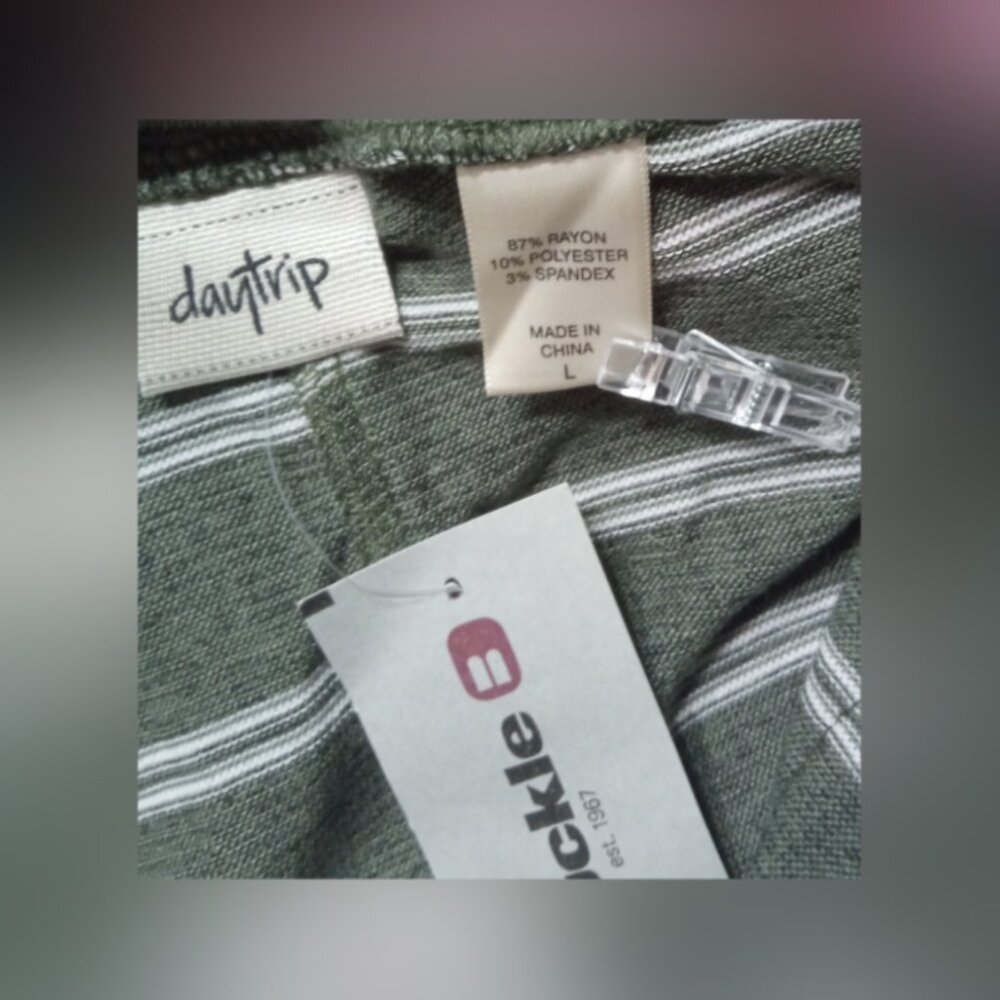 Daytrip Top Women's Pullover Sz L Soft Olive Green Ivory Stripes V Neck - Picture 3 of 4